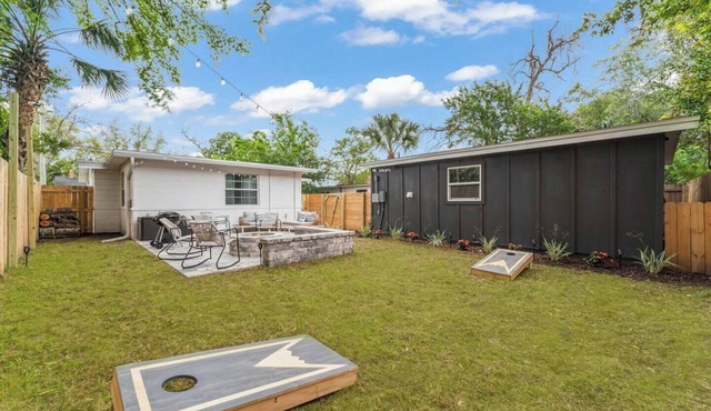 This house is a 3 bedroom(s), 3 bathrooms, located in Jacksonville, FL.