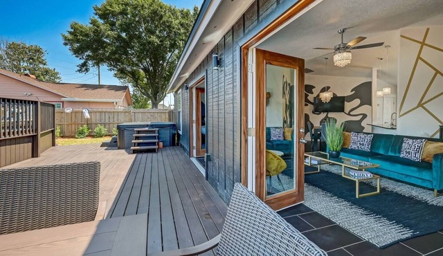 This house is a 3 bedroom(s), 2 bathrooms, located in Jacksonville, FL.