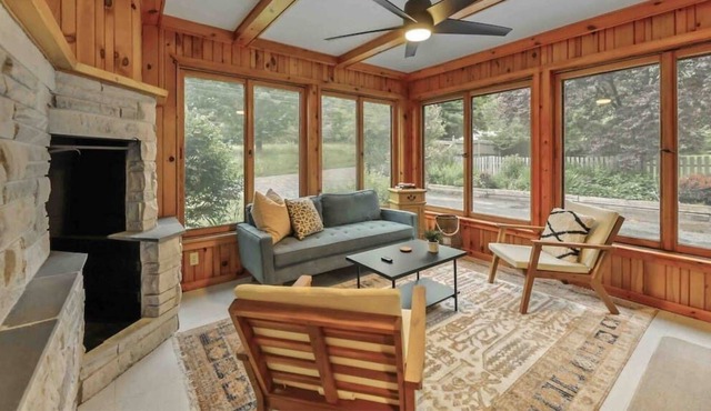This house is a 3 bedroom(s), 1 bathrooms, located in Lanesborough, MA.