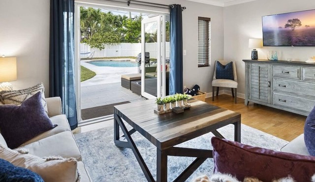 This house is a 3 bedroom(s), 2 bathrooms, located in Oakland Park, FL.