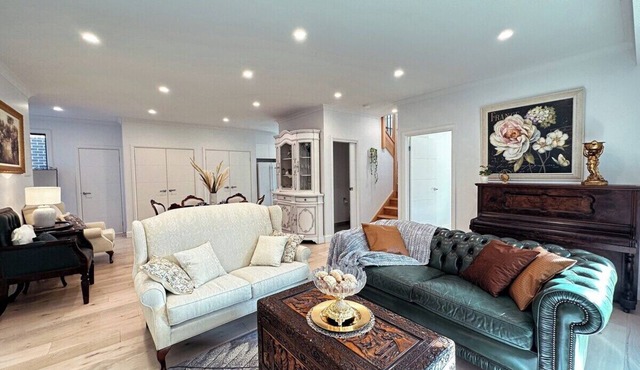 This house is a 4 bedroom(s), 3.5 bathrooms, located in Glen Waverley, VIC.