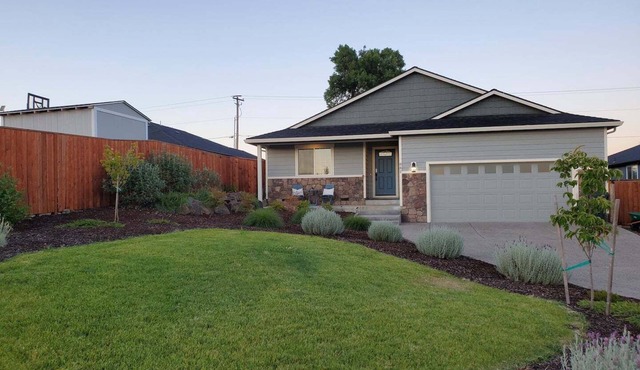 This house is a 4 bedroom(s), 2 bathrooms, located in Eagle Point, OR.