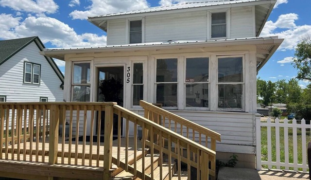 This house is a 4 bedroom(s), 3 bathrooms, located in Fort Pierre, SD.