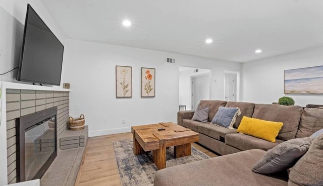 This house is a 4 bedroom(s), 2 bathrooms, located in Rancho Cordova, CA.