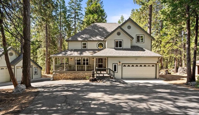This house is a 4 bedroom(s), 2.5 bathrooms, located in Shaver Lake, CA.