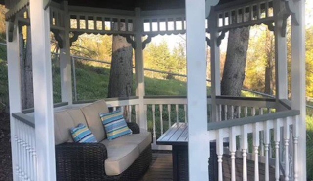 This house is a 4 bedroom(s), 4 bathrooms, located in Bayview, ID.