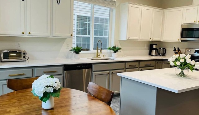 This house is a 5 bedroom(s), 3 bathrooms, located in Hillsboro, OR.