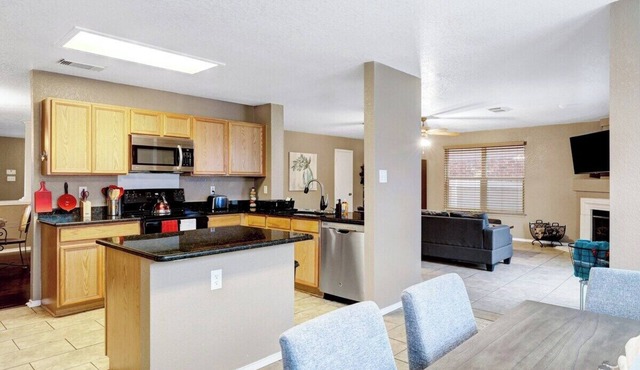 This house is a 5 bedroom(s), 2.5 bathrooms, located in Live Oak, TX.