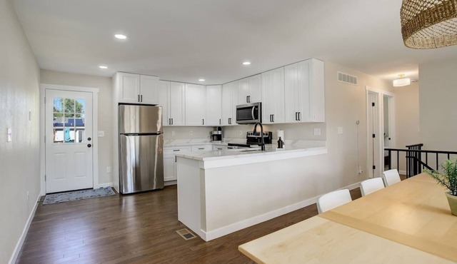 This house is a 5 bedroom(s), 2 bathrooms, located in Arvada, CO.