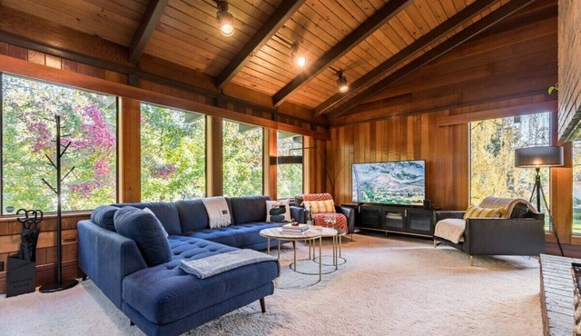 This house is a 5 bedroom(s), 3 bathrooms, located in Eugene, OR.