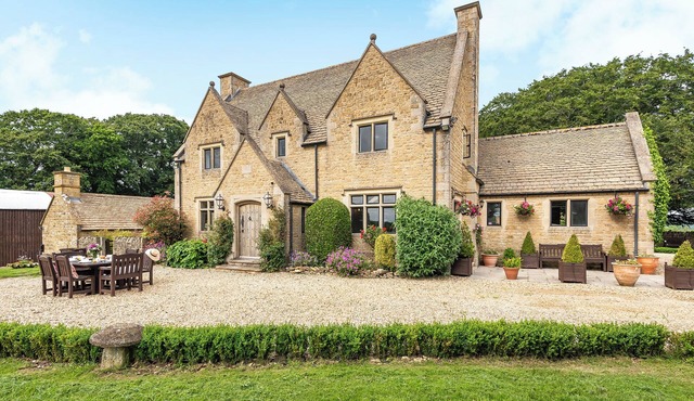 This house is a 6 bedroom(s), 3.5 bathrooms, located in Cotswolds, .