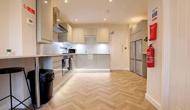 This house is a 6 bedroom(s), 3.5 bathrooms, located in Norfolk, England.