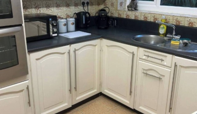 This house is a 6 bedroom(s), 2 bathrooms, located in Suffolk, England.