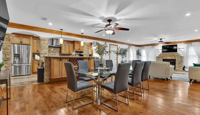 This house is a 6 bedroom(s), 4 bathrooms, located in Atlanta, GA.