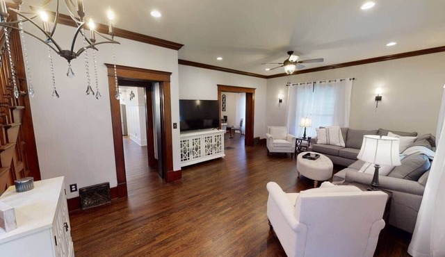 This house is a 6 bedroom(s), 3.5 bathrooms, located in Wichita, KS.