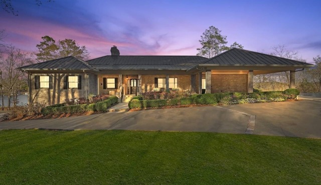 This house is a 7 bedroom(s), 7 bathrooms, located in Lizella, GA.