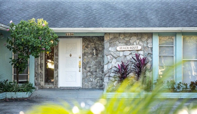 This house is a 7 bedroom(s), 4.5 bathrooms, located in Largo, FL.