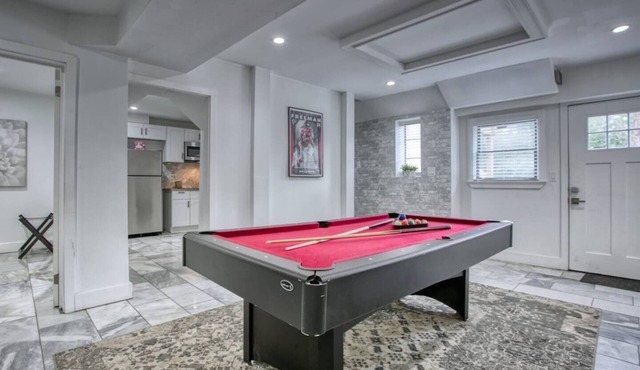 This house is a 8 bedroom(s), 7.5 bathrooms, located in Atlanta, GA.