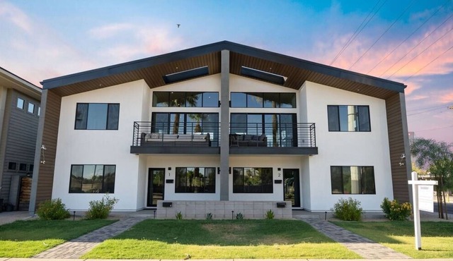 This house is a 8 bedroom(s), 8 bathrooms, located in Phoenix, AZ.