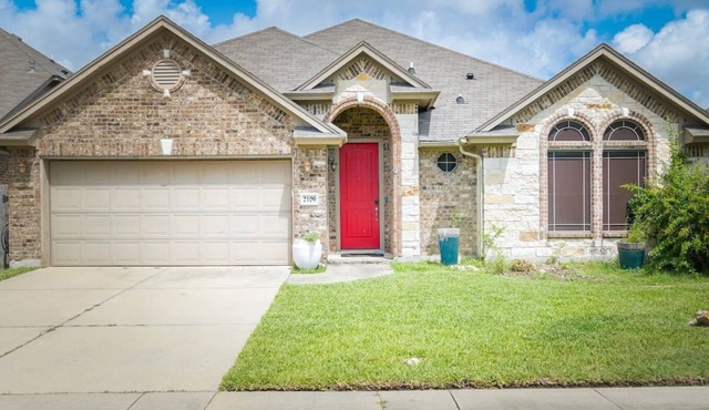 This house is a 4 bedroom(s), 2.5 bathrooms, located in Corpus Christi, TX.