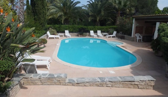 This house/villa (villa) with beautiful garden 2200 m²