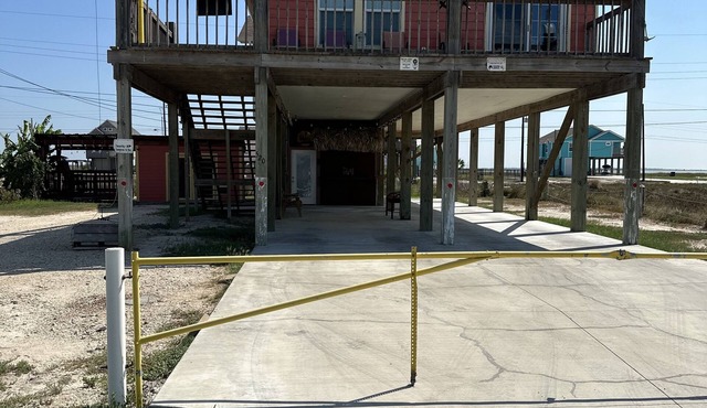 This house will comfortably sleep 8. Minutes away to Public boat ramp and beach.