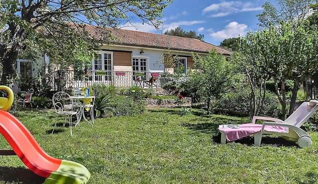 This independent vacation home is located in the hills of the old village of Mornas.