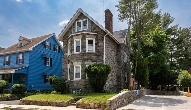 This is a 3 bedroom, 1 - 1/2 bath apartment on the top two floors of a triplex home. It has a living room and kitchen, and 3 bedrooms. There are 2 queen beds and one trundle bed to sleep 6 comfortably. There is a full kitchen and a washer and dryer.