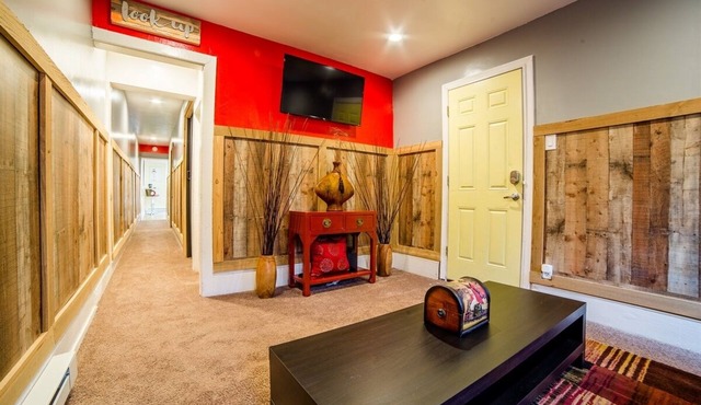 This is a charming 2 bedroom, 1 bath apartment that has been recently remodeled.