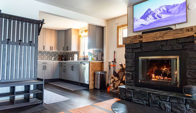 This is a Lakeside getaway at its best - summer, fall, winter or spring!nn