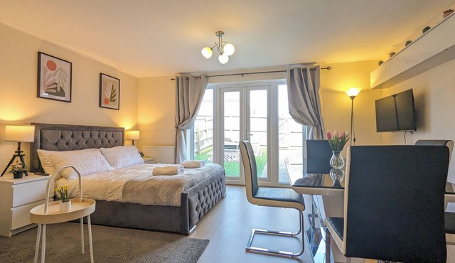 This is a large three-story house, located near the city centre. A short 4-minute drive (1 mile) will take you to the city centre, Albert Dock, ACC. Convenient public transportation is available with a 10-minute bus ride from the city. centre.