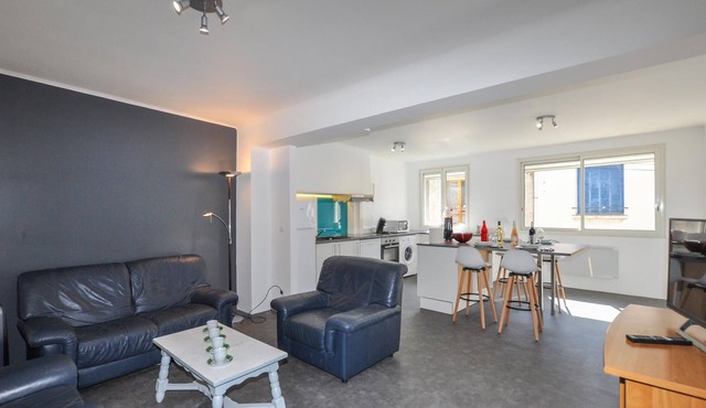 This is a pleasant vacation home in Vinça, 500 meters from a beautiful lake, ideal for swimming and