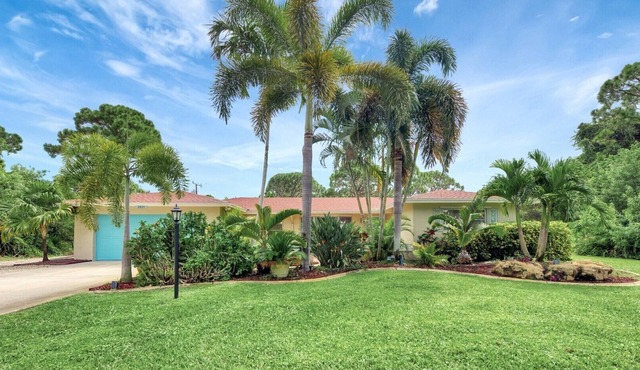 THIS IS THE HOUSE YOU'VE BEEN LOOKING FOR! 3 King Beds, Fence, Pets ok, Pool