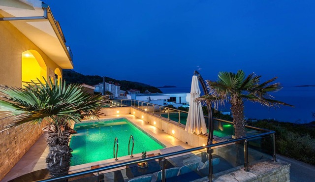 This large and tasteful house with pool by the sea welcomes you to the island of Korcula.