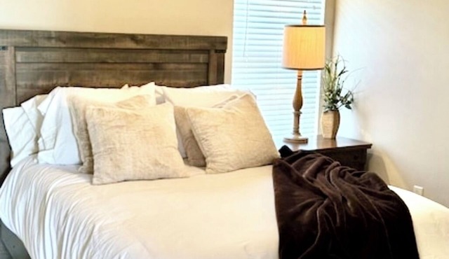 This little Nook, 1-bedroom apartment in delightful Madisonville with AC, WiFi.