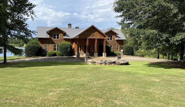 This lodge is a 6 bedroom(s), 5.5 bathrooms, located in Fort Valley, GA.