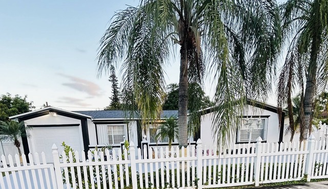 This lovely 3bed/2bath/is located in West Palm Beach Fl. Hot tub, cl to Beach.