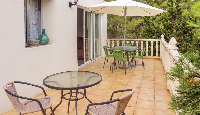 This lovely cottage in the countryside is located a few kilometers from supermarkets, shopping cente