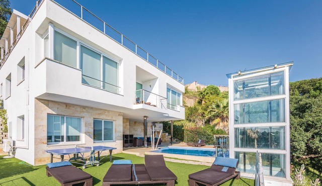 This luxury designer holiday villa is located in the well-kept urbanization "Vistamar" in Sant Cebri