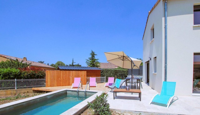This luxurious Provençal villa with swimming pool welcomes you in Cléon d' Andran.