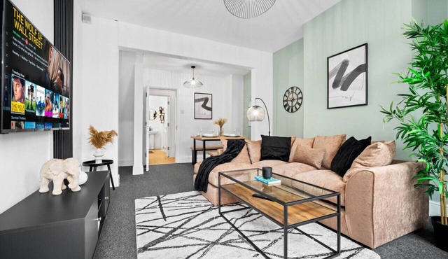 This luxury 3-bedroom house is located in Harborne, a lovely area in the heart of Birmingham