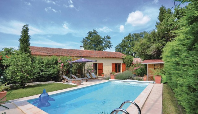 This magnificent villa in a very quiet and completely secluded location has a swimming pool and a pl
