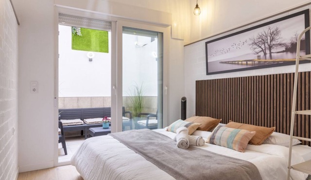 This modern apartment in Valencia combines contemporary design, comfort, and a strategic location to enjoy the city.It features a bright bedroom, a living room with a sofa bed and Smart TV, a fully equipped kitchen with state-of-the-art appliances, and a