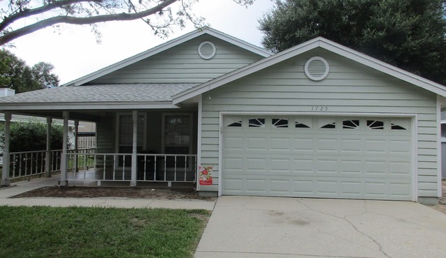 This Mt Dora home is ready for you! Fireplace/Front Porch Swing/Internet