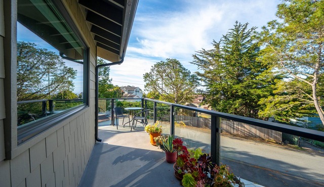 This Newly Renovated 3 bed/2 bath Rental is the Perfect, Lodge Hill Retreat!