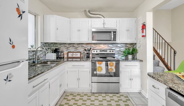 This Norfolk Gem! 3BR, 4bed, 3BA- Minutes to the beach