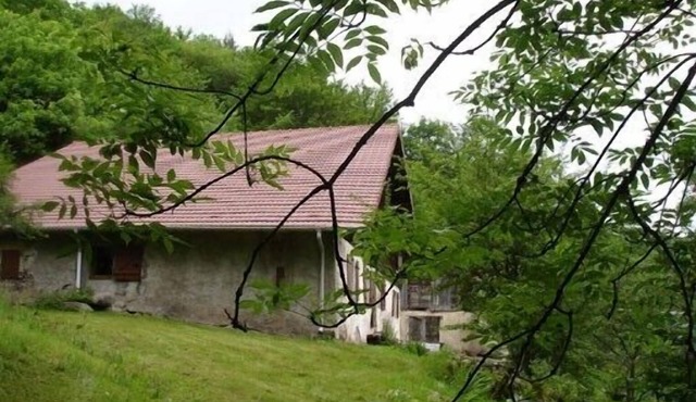 This old house offers you calm, serenity, fishing in the heart of nature.