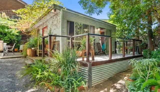 This pet friendly retreat is excellent to relax over looking a "rain forest".