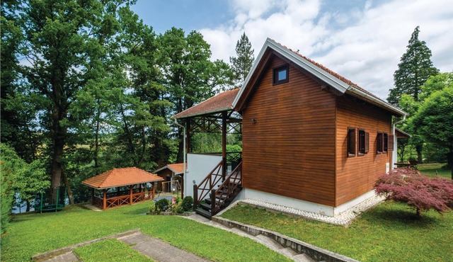 This pretty little cottage is located in a quiet village very close to the river Kupa and is surroun