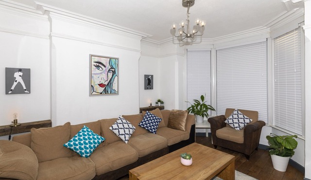 This Pristine&Spacious 5bed secure home awaits you